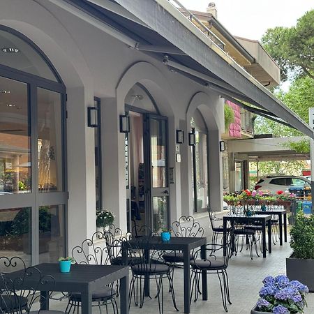 Hotel Altamarea Misano Adriatico Exterior photo